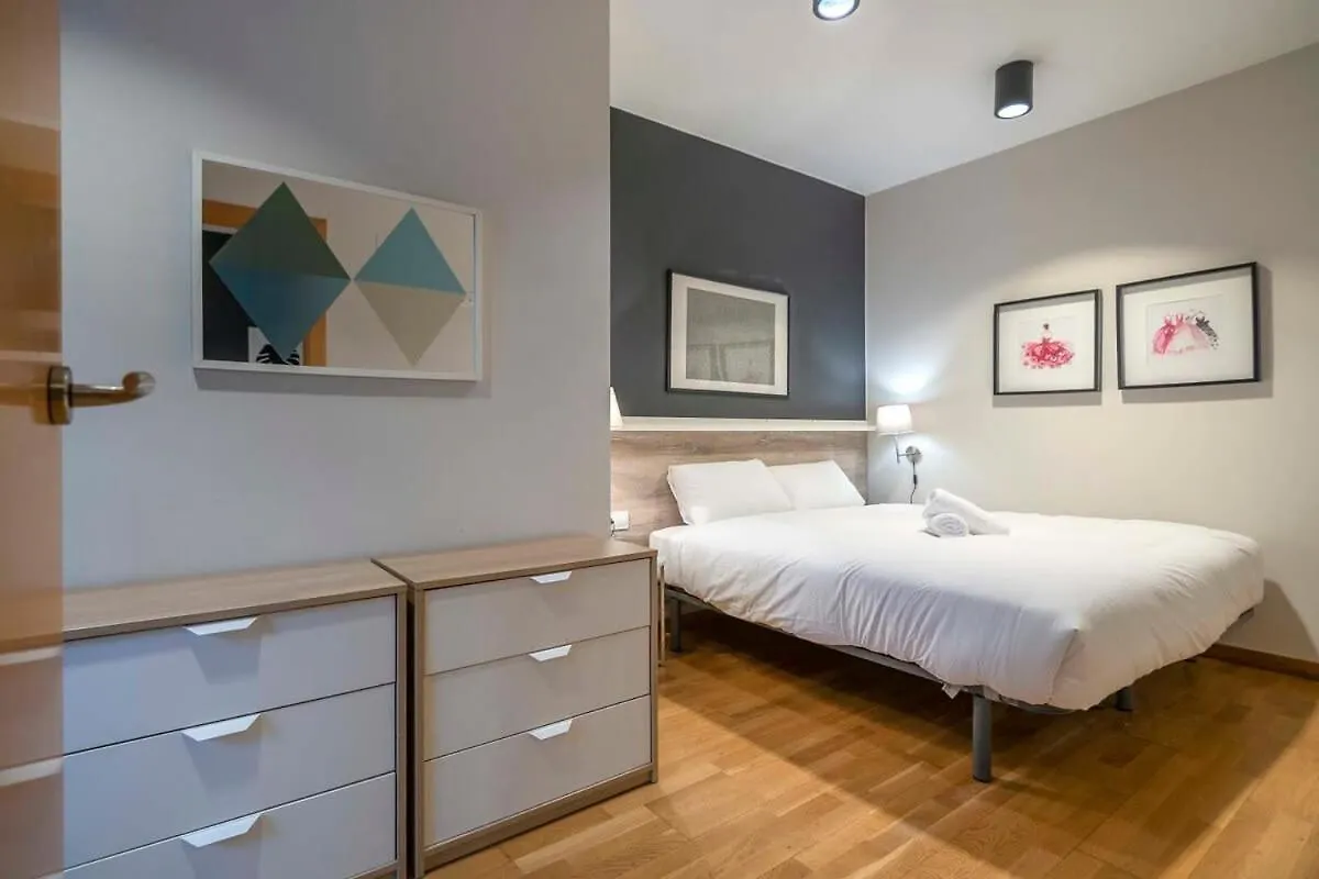 Modern And Bright Apartment In Eixample 1-3 Барселона